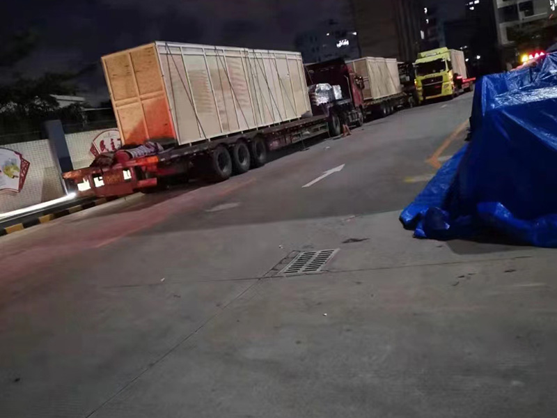 深(shen)圳公明(míng)某公司(si)打包裝(zhuāng)車現場(chang)